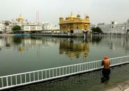 What does Gurubani say about bathing in sacred waters? Despite the belief that it's prohibited, Sikhs are seen bathing in places like Golden Temple and Hemkunt Sahib Sarovar.
