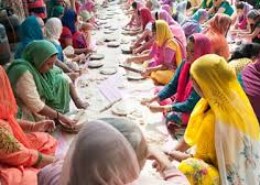 What does it mean to give Tunn (body), Munn (mind), and Dhann (wealth) to the Gur and Guru according to Sikh philosophy?
